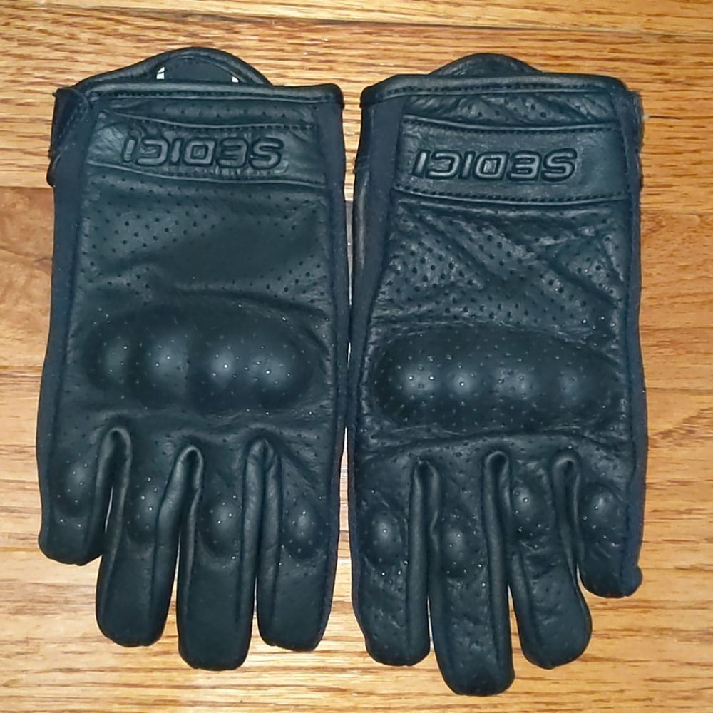 Gloves for motorcycles